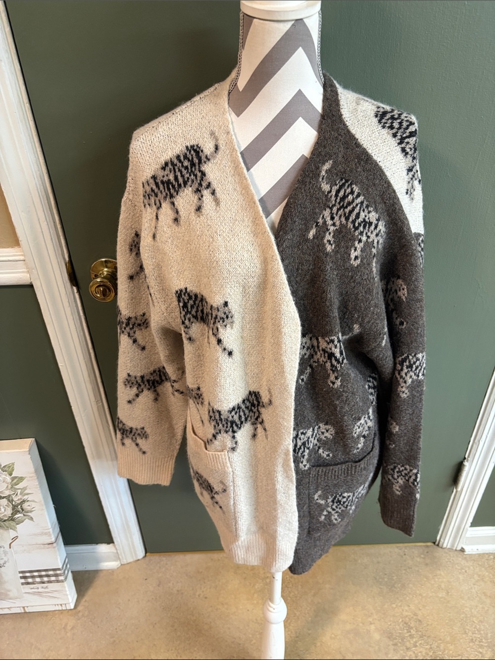 BiBi Two-Tone Zebra Jacquard Open Cardigan - Cream & Dark Gray